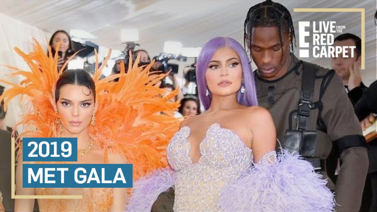 Kendall Jenner Photobombed By Kylie Travis At 2019 Met Gala E Red Carpet Award Shows