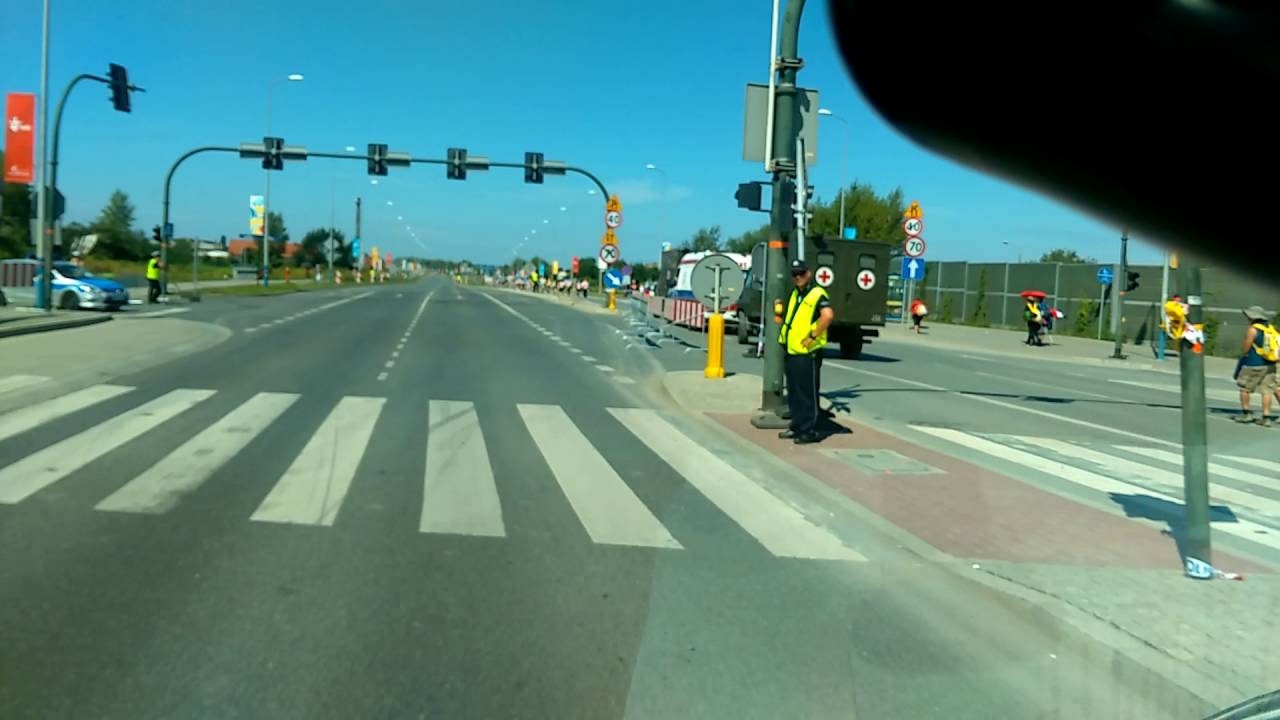 [ŚDM]Ambulans RedMedic alarmowo zabiera pacjenta w ciężkim stanie z campusu misericordiae w brzegach