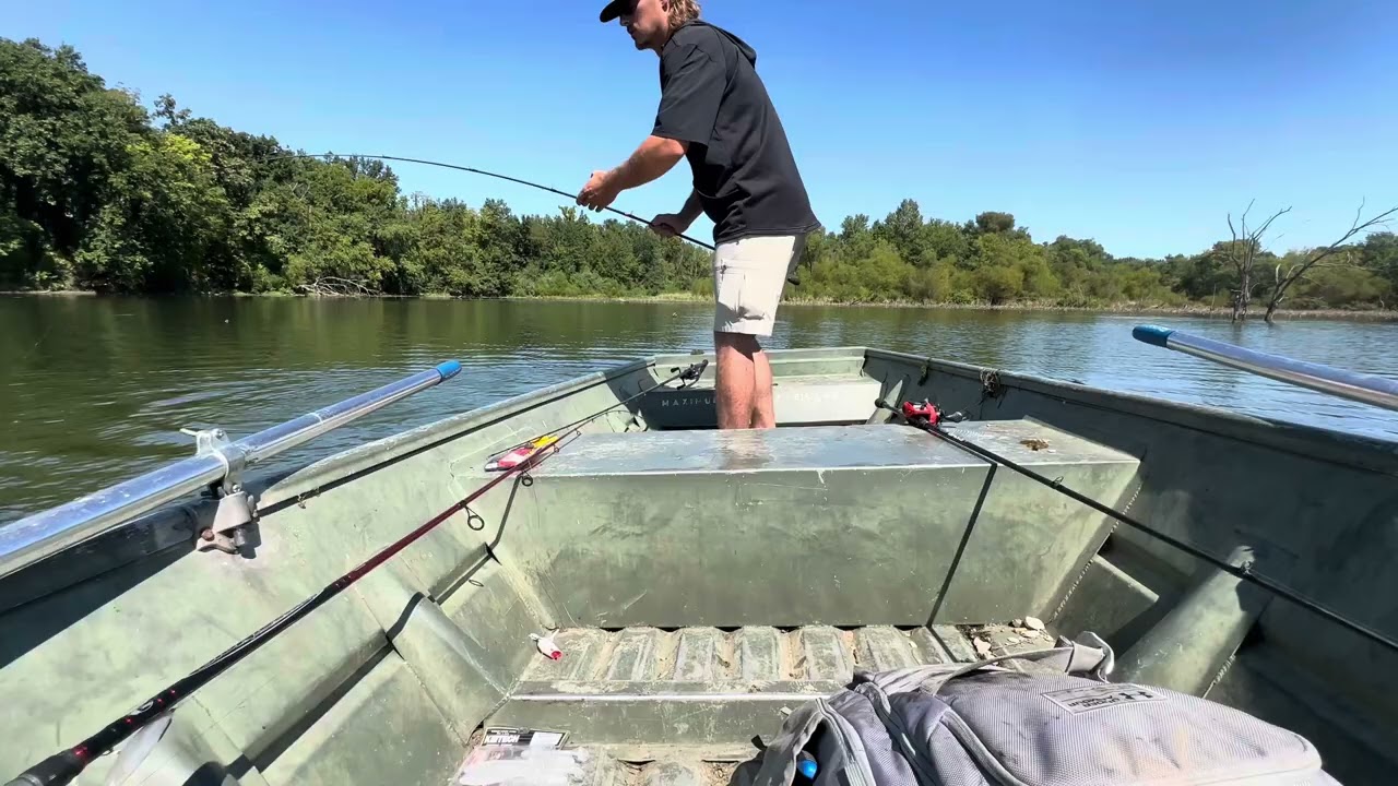 20 minutes of Jon boat bass fishing!