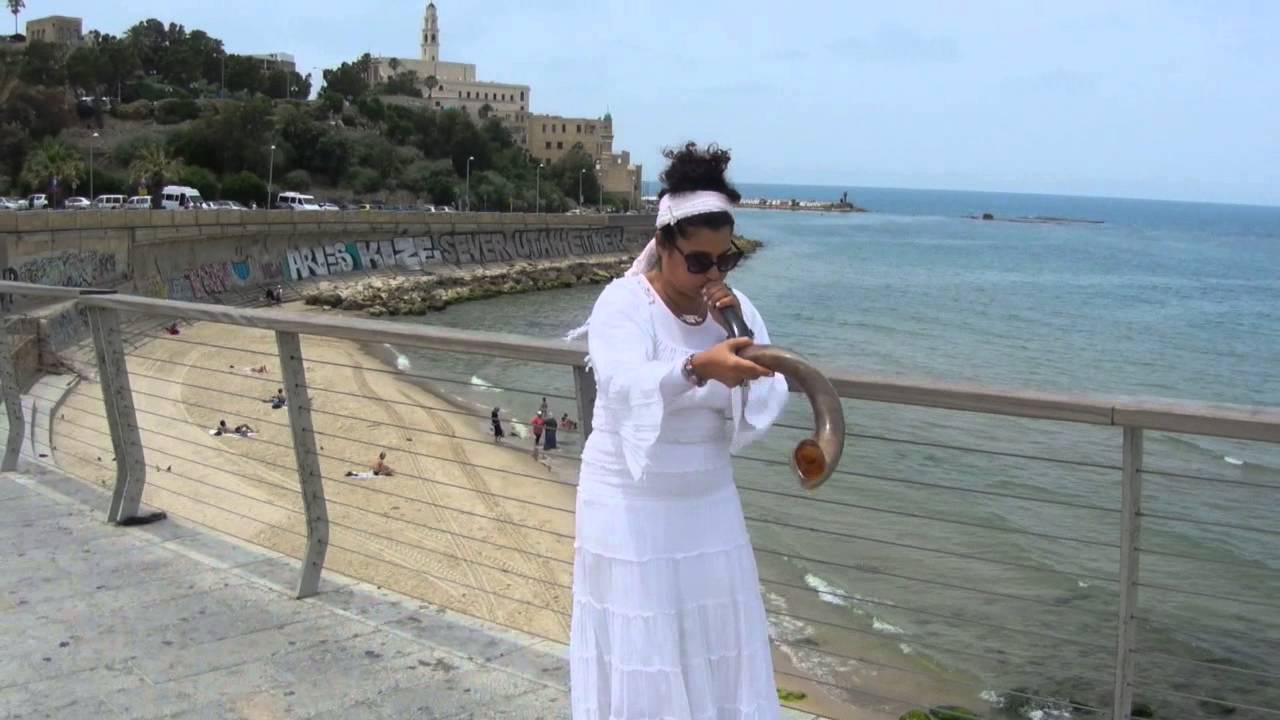 Shofar blow in celebration of aliyah! Liora Ziet in Old Jaffa, Tel Aviv YouTube