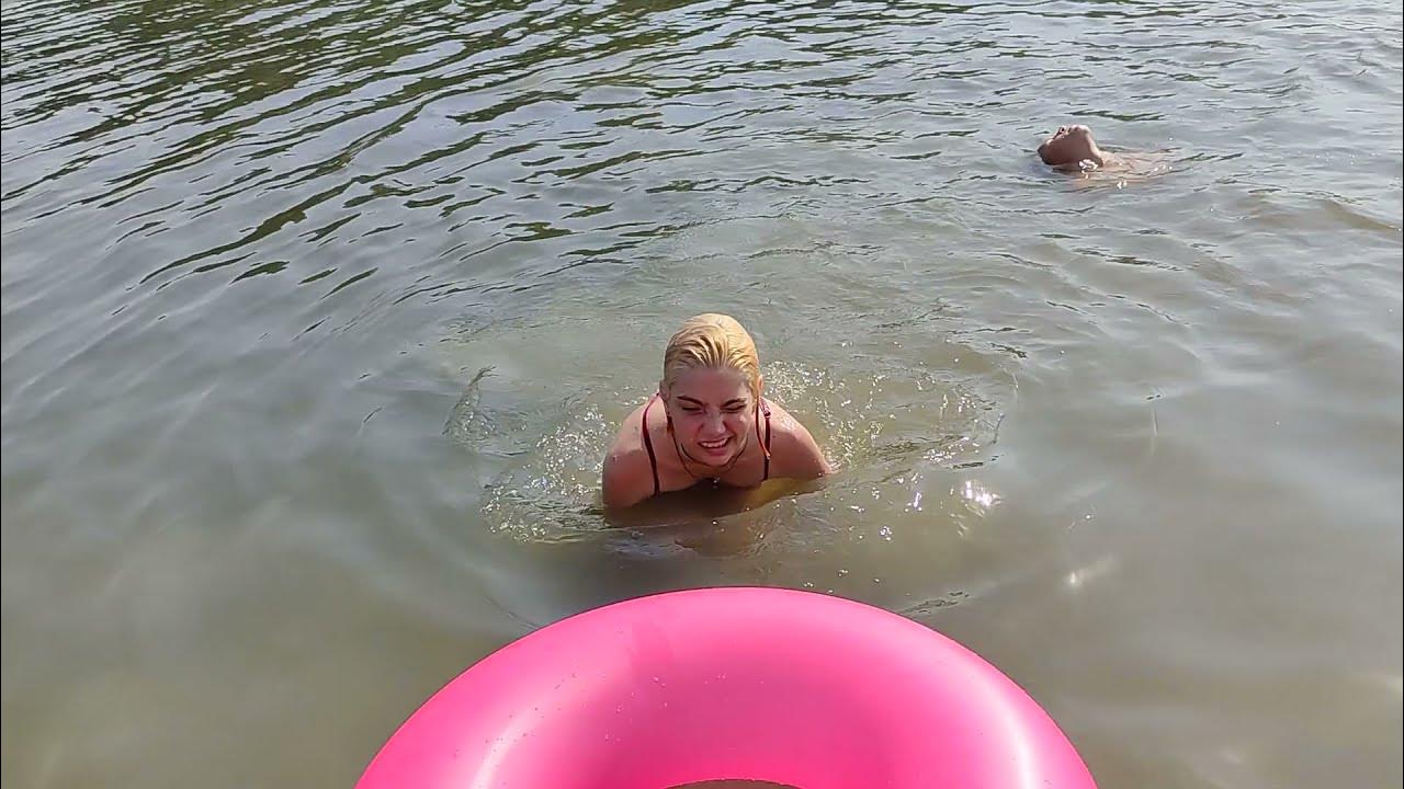 Купаться в море. Купаемся море видео. Дети плескается в море. Купание детей в море. Как я впервые купался в море.