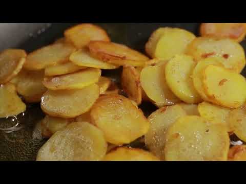 Video: Hoe Aardappelen Met Kip In De Oven Te Bakken