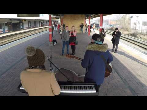 Video: Virgin Rail „Platform Pawtroller“dostane svoju vlastnú panenskú uniformu