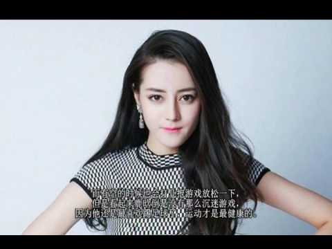 迪丽热巴素颜一边走路一边打王者荣耀