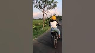 cewek cantik naik supermotor!!klx