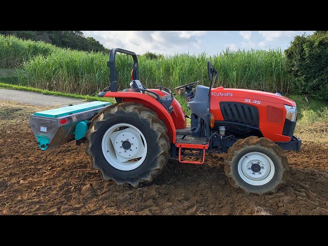 トラクターに装着したライムソワーで元肥の肥料散布を撮ってみた