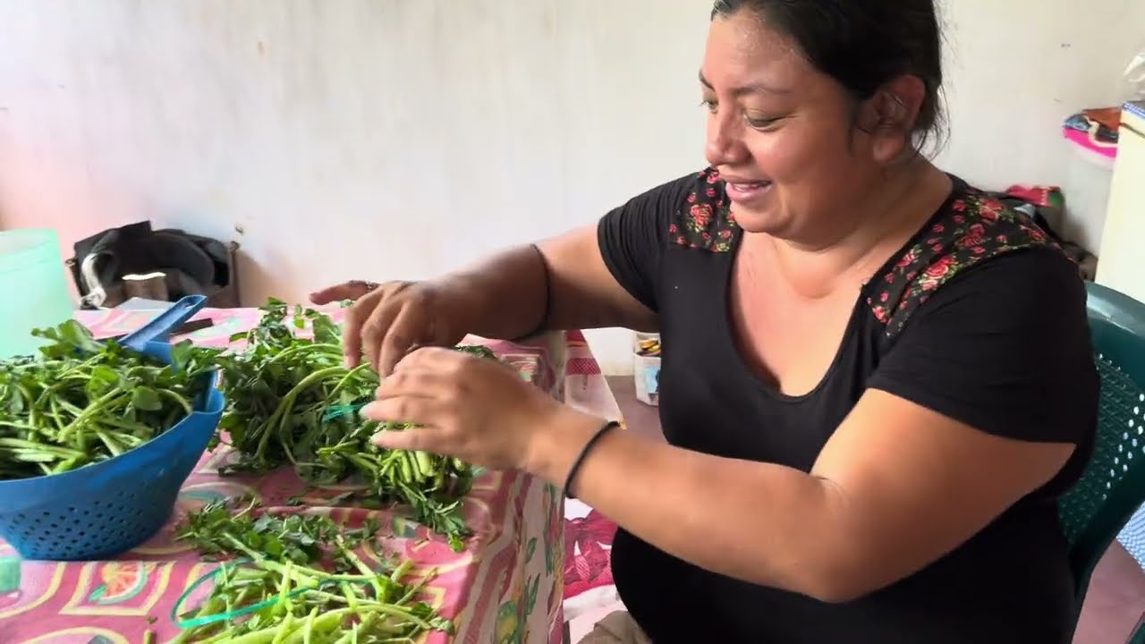 Mary   y Doris muy feliz preparando esta deliciosa comida
