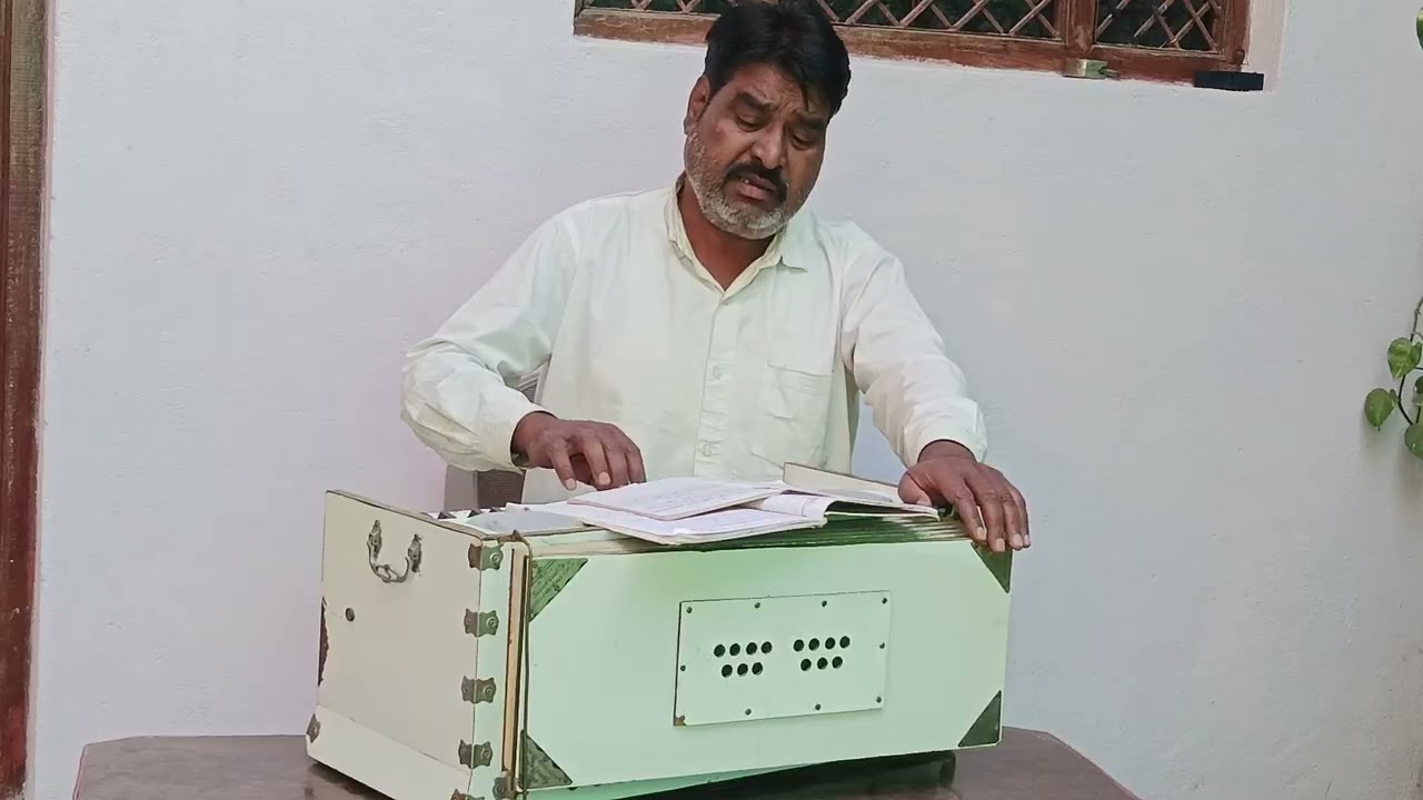 श्रृंगार कर रही और खा रही मन मन को गफूर खानगुमसुम 🥀🙏❤️✨