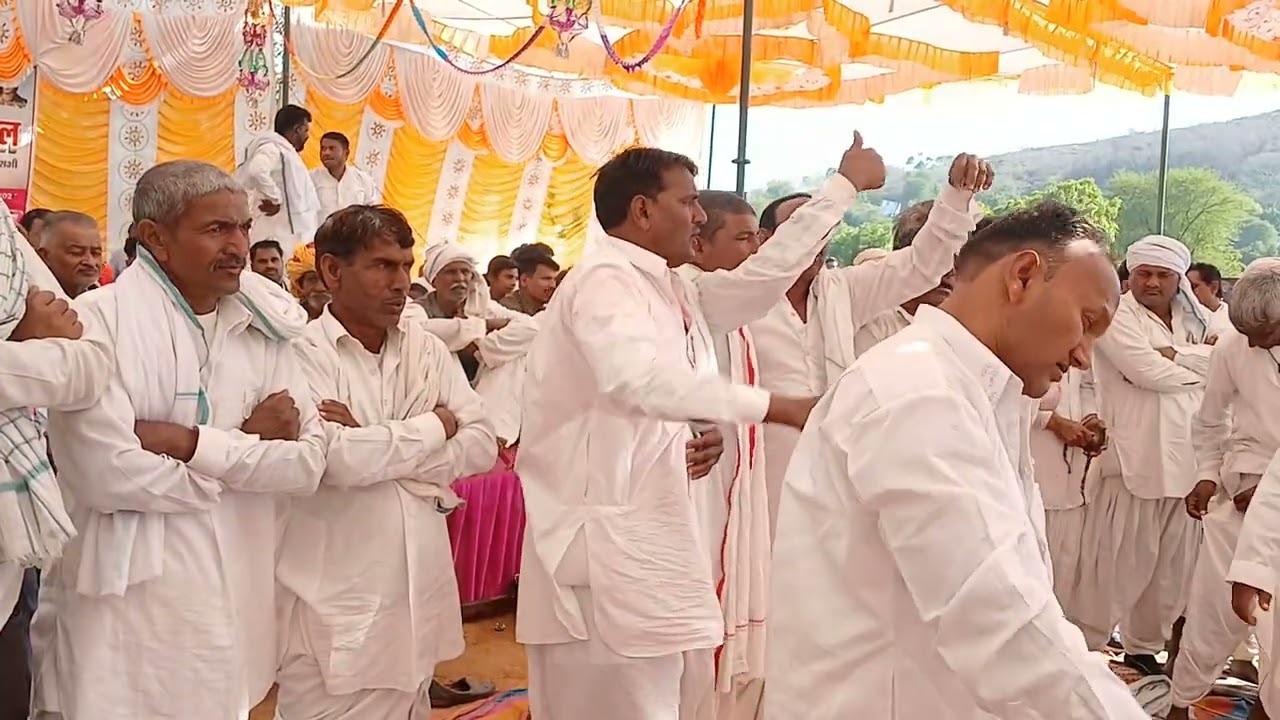 अंडेल कन्हैया पार्टी बाजना में अपनी प्रस्तुति देते हुए