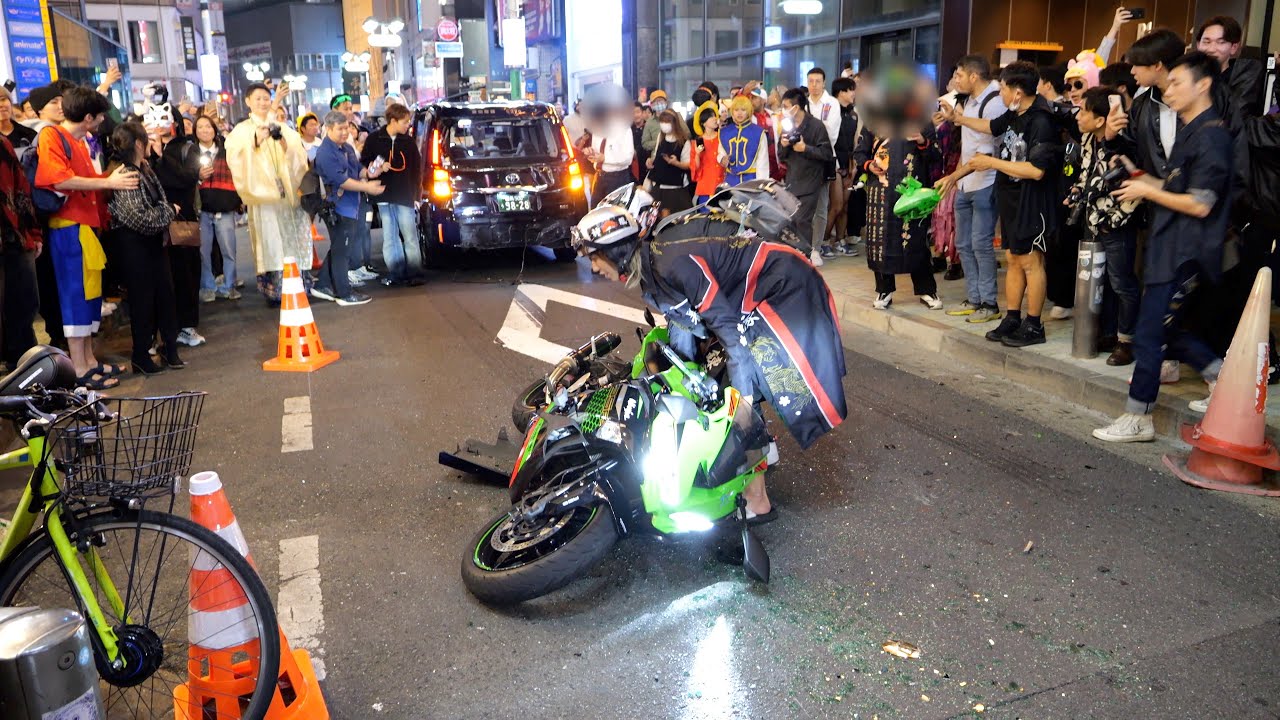 バイク事故の瞬間・渋谷ハロウィン2023  / Motorcycle Wheelie Crash at Tokyo, Shibuya Halloween 2023 (10.31.2023)
