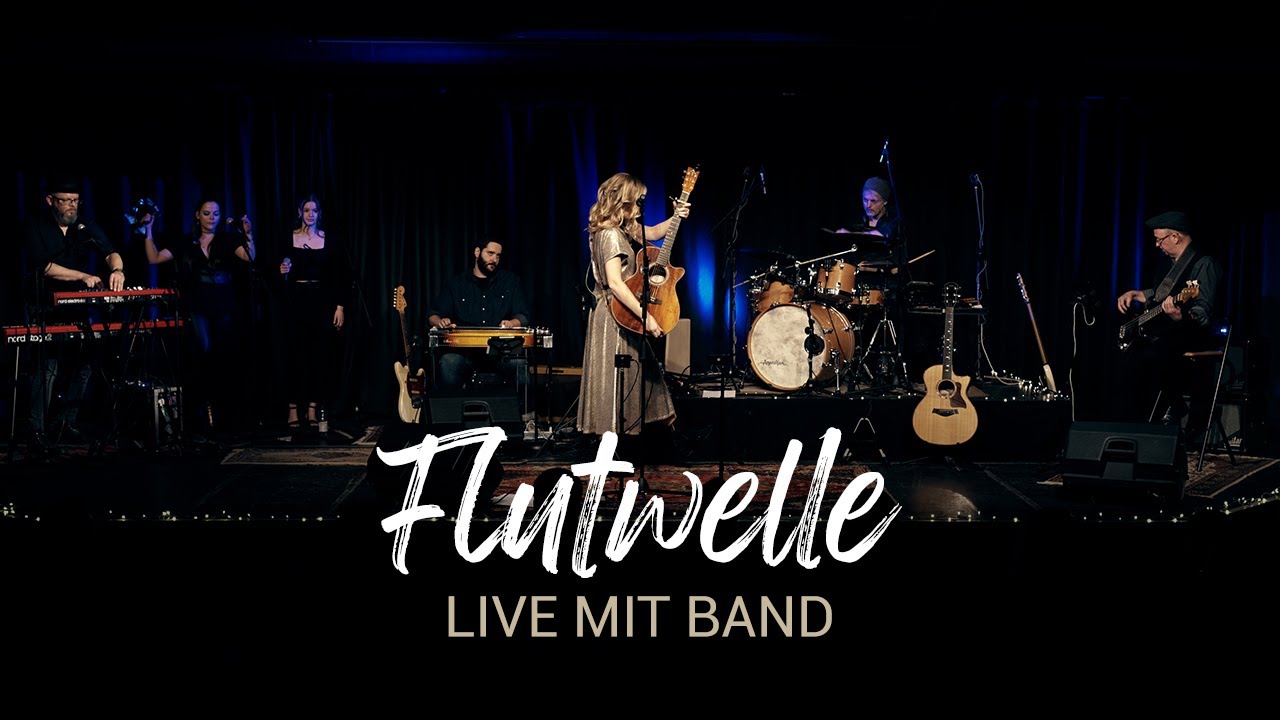 Guarda JOHNA - Flutwelle - Live mit Band (CD Release Konzert 08.04.2022) su YouTube Guarda JOHNA - Flutwelle - Live mit Band (CD Release Konzert 08.04.2022) su YouTube