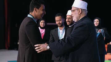 القارئ الماسي أيمن عاطف يتسلم كأس المشروع الوطني للقراءة