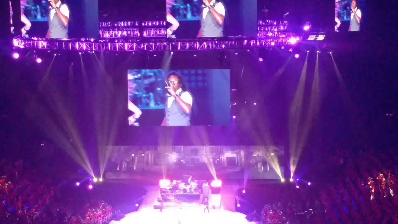 Shakira - Hips Don't Lie - Live #fnm2015