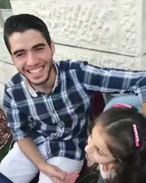 عبد القادر صباهي مع زينه وسيم شوفو كيف يبوسها 😂❤