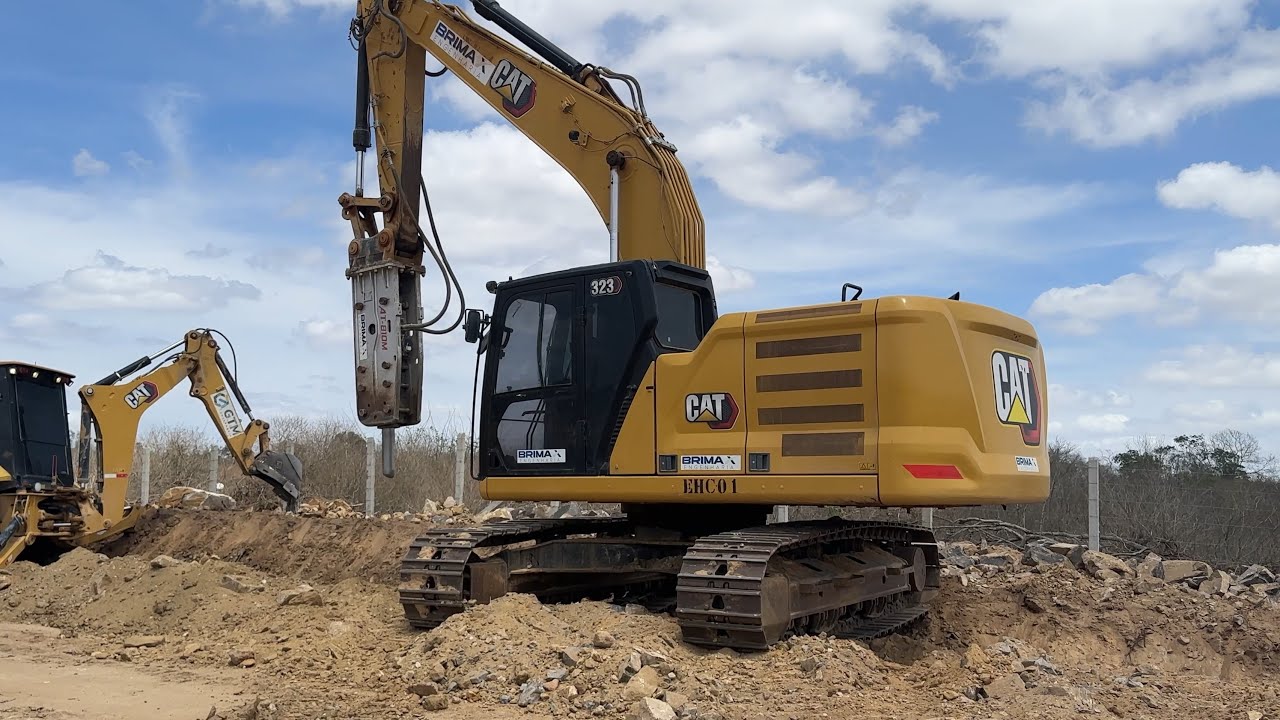 Veja o trabalho das escavadeiras pc cat 320,323 e a retroescavadeira cat 416 no aeródromo de Araruna