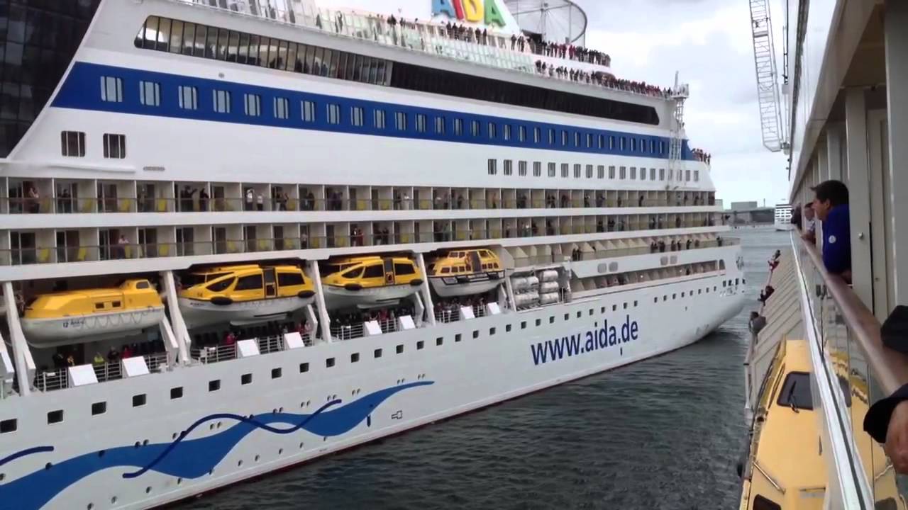 Aida Flottentreffen Ganz Schon Knapp Aidablu Legt Hinter Aidasol In Kopenhagen An Youtube
