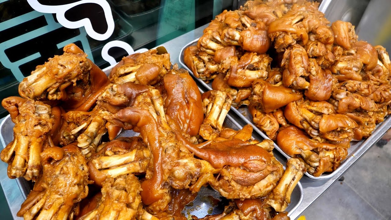 корейская еда свиные лапки, мороженое с фруктами, свиные кишки, корейская уличная еда