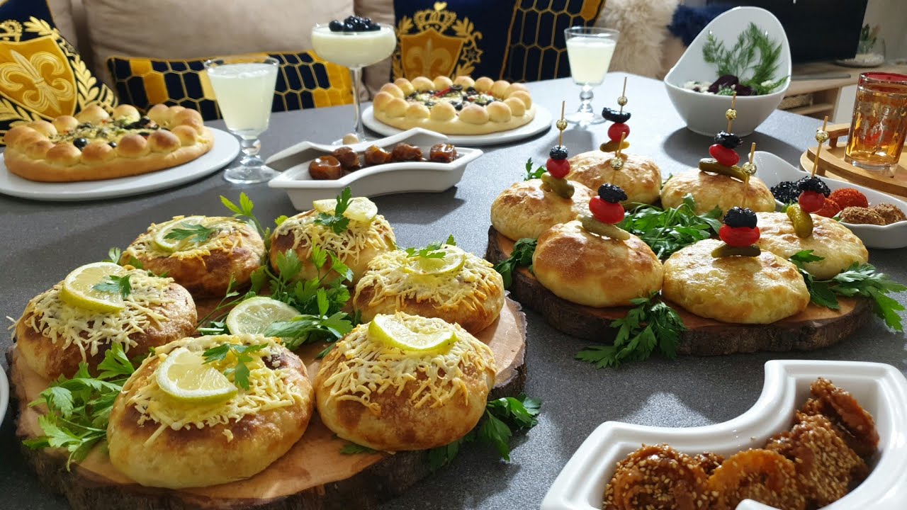 مائدة افطار ساهلة فيها بسيطلات بدون ورقة البسطيلة وعجين بيتزا روعة وتحلية لذيذة وسريعة #خليك_بالبيت