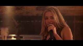 Violet Sings And Dances On The Bar. Coyote Ugly 2000