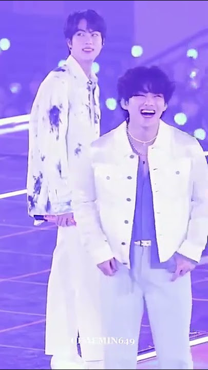 their reaction on jimin's sleeping while standing on stage 😆 😂 🤩