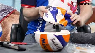 видео: Обзор мячей для пляжного волейбола Mikasa VLS300 и BV 550C картинка: Обзор мячей для пляжного волейбола Mikasa VLS300 и BV 550C