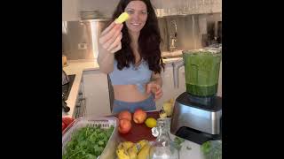 Making a Green Breakfast Smoothie With A Vitamix 3500 | her healthy style