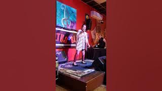 Beta Menyanyi di cafe di Amerika - Karaoke night bersantai di weekend