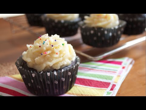 how-to-make-chocolate-cupcakes-with-vanilla-buttercream-frosting