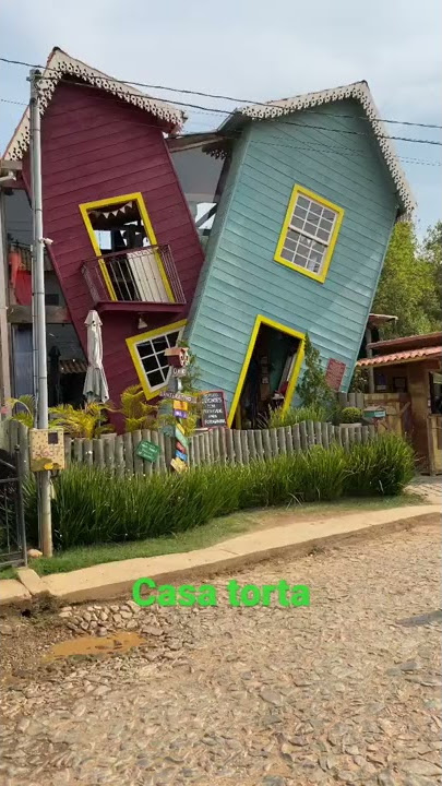 A famosa casa torta.