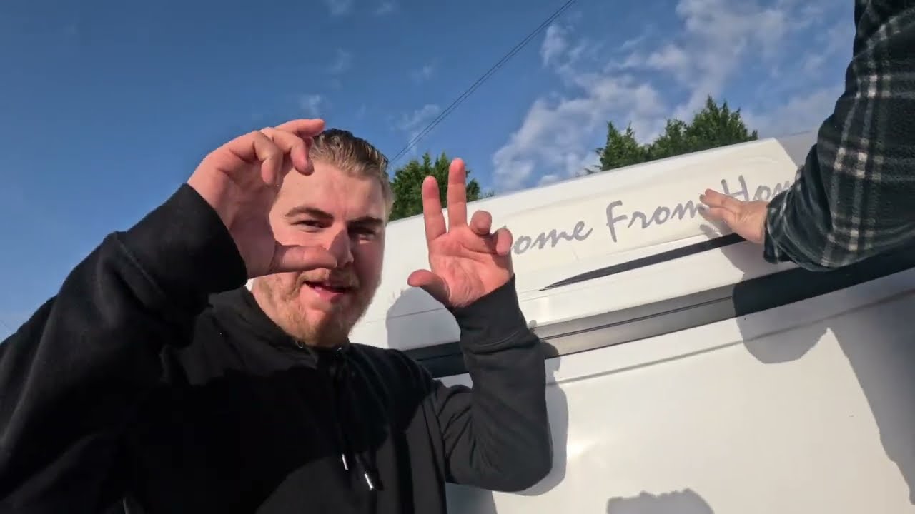 Наклеиваю стикеры на свой автодом.