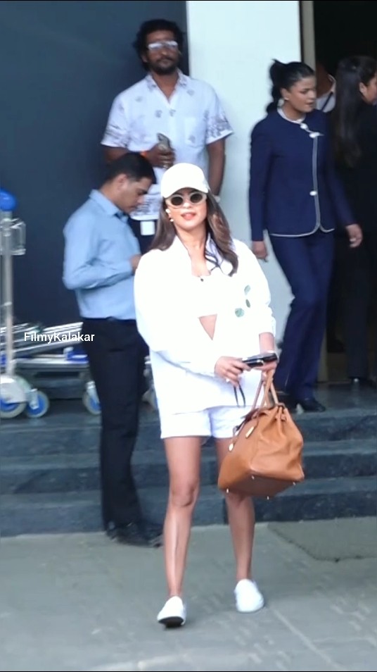 #priyankachopra from videsh to apne desh ?✌? #filmykalakar