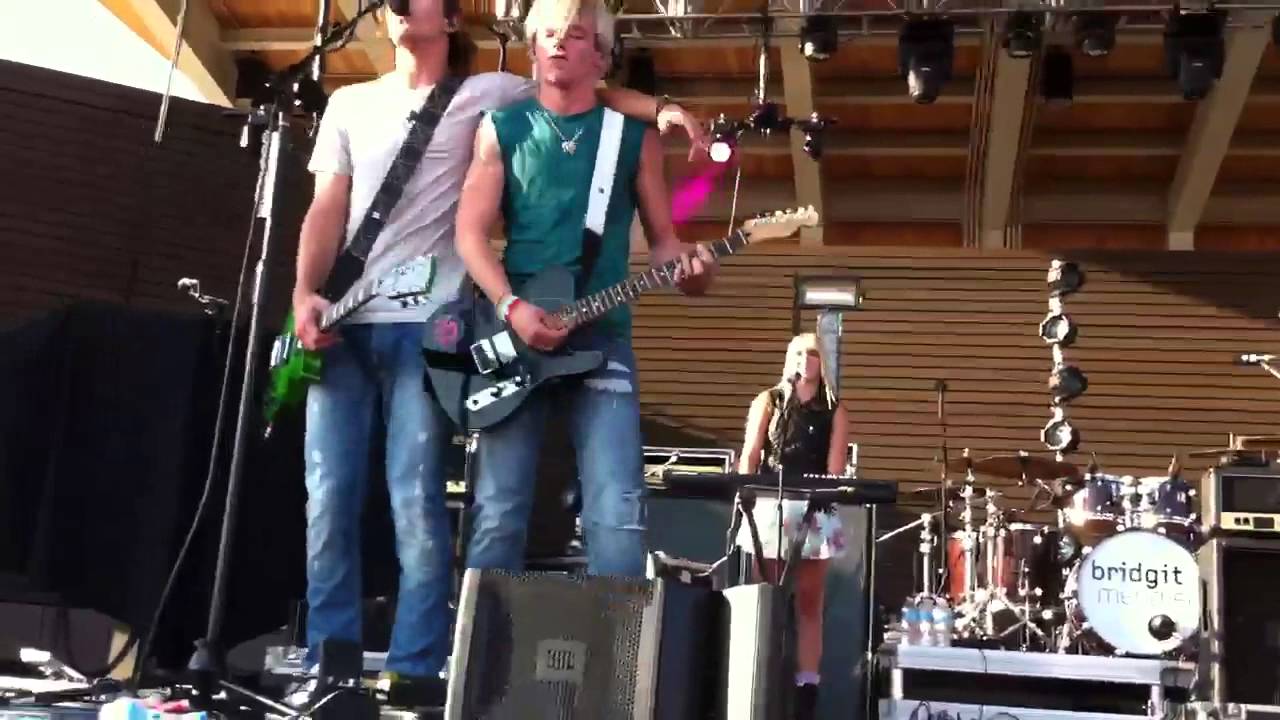 R5 performing Fallin' for You & Cali Girls in Aurora, IL on