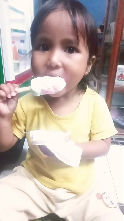 Dede Nada makan Ice Cream Enak Sekali
