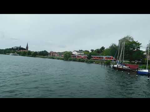 Kleinstadtbahnhof am See   Zug nach Lübeck Hbf verlässt Plön