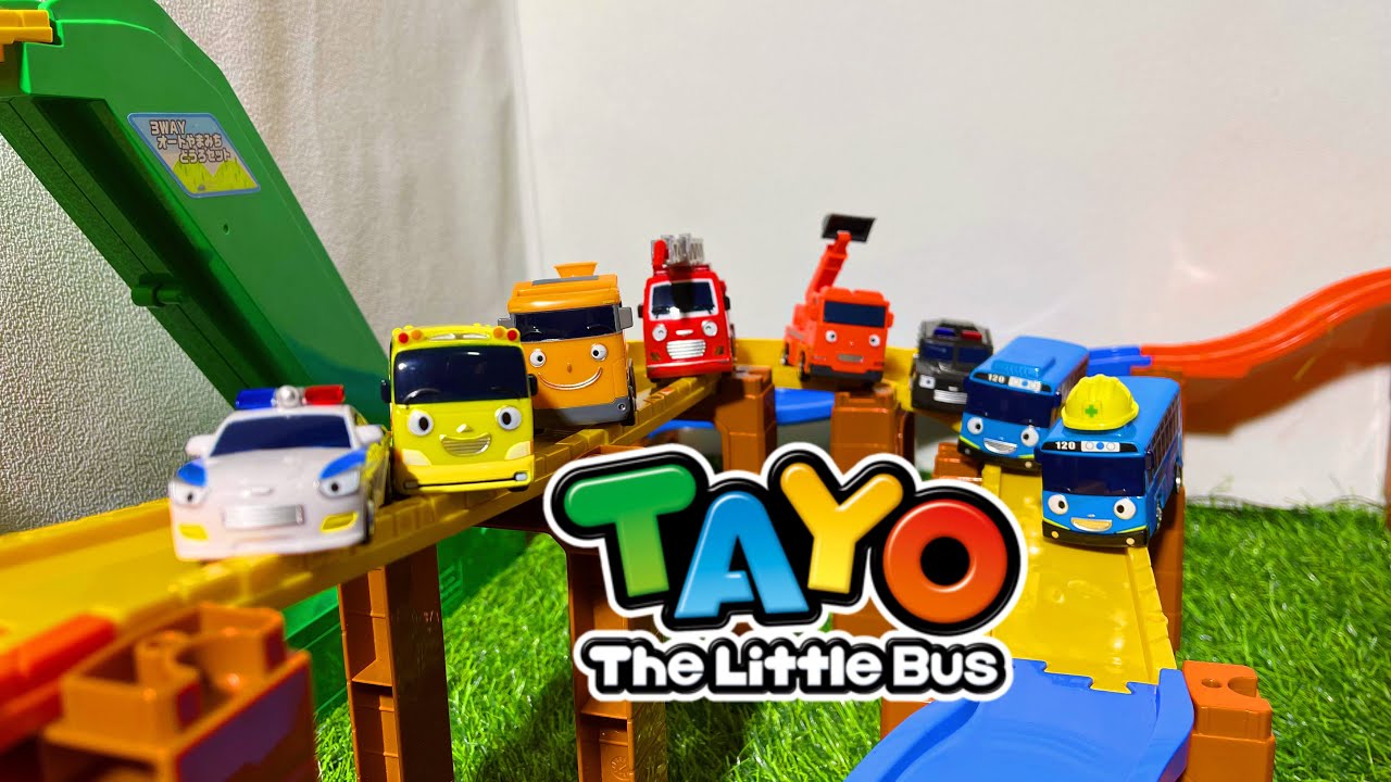 Bus tayo polisi kinder mini berlomba menuruni lereng Tomica menaiki jalur eskalator melaju cepat