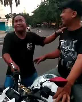 Orang gila mau naik motor nangis...lucu hahahhah