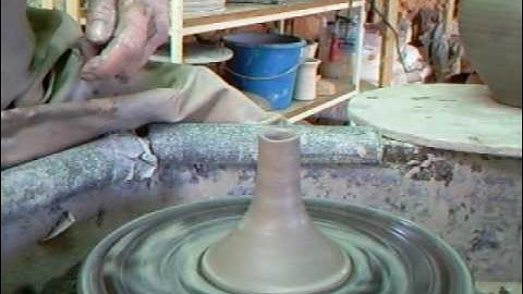 SIMON LEACH - Making a large tea pot - 2
