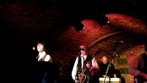 Carla Fasolo - Viagem UK Pub Beatles quarto 249.AVI