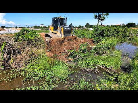 Snoothly Dozer SHANTUI DH17C3 Pouring Soil,Filling More,Working Perfectly Using Water Stones Forests