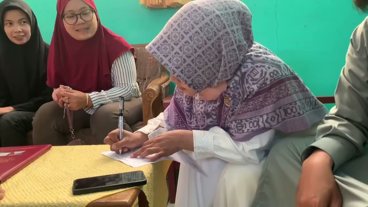 Memberikan bantuan beasiswa akademik