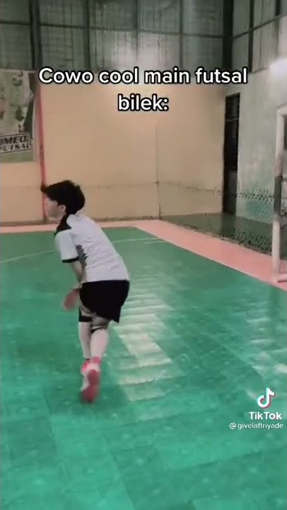 Cowok cool main futsal