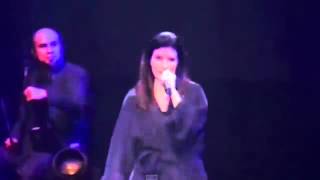 Laura Pausini - accidente en presentación in Lima Peru