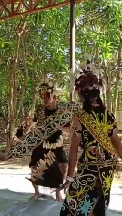 Perempuan Cantik Dayak Kalimantan Mempesona Saat Menari #shorts