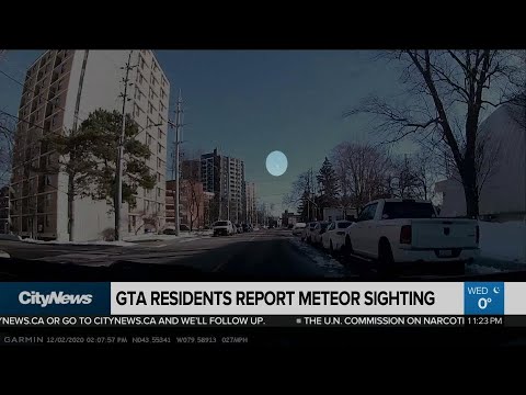 Video: Nattehimmlen Over Ontario Blev Oplyst Af Flerfarvede Lyspoler - Alternativ Visning