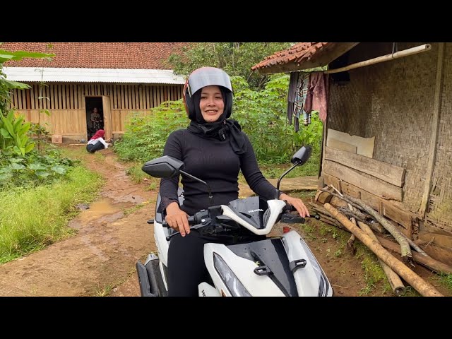 TANGIS BAHAGIA JANDA CANTIK DAPAT HADIAH MOTOR BARU DARI PENGUSAHA SUKSES ASAL SINGAPURA class=