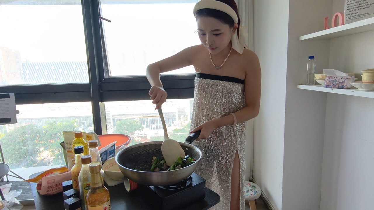 来看甜甜的蛋蛋做饭啦，蛋蛋平时就是自己做饭的哦，第一道菜芥兰炒牛肉