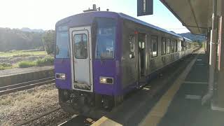 JR西日本キハ120形0番台7+300番台303編成の普通亀山行き 関駅