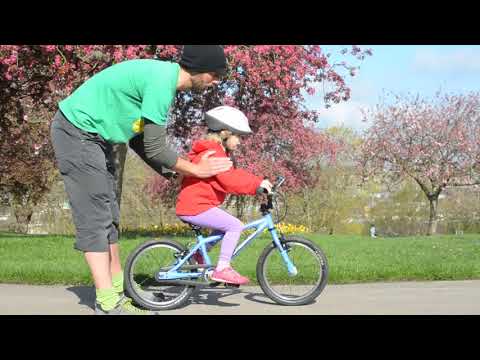 فيديو: كيفية ركوب الدراجة بيد واحدة: 8 خطوات (بالصور)