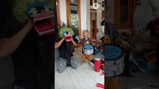 Download Lagu Bermain barongan kesurupan, barongsai anakecil, barongan ondel odong#barongandevil#barongsaiupinipin MP3