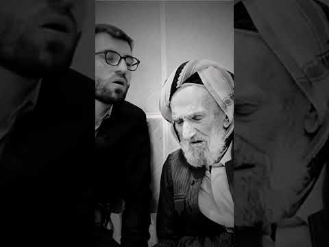 سبحان الله شوف تركيز أهل القرءان شيخ كبير مسن فوق 100